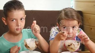 快乐的小女孩和男孩在咖啡馆吃冰淇淋